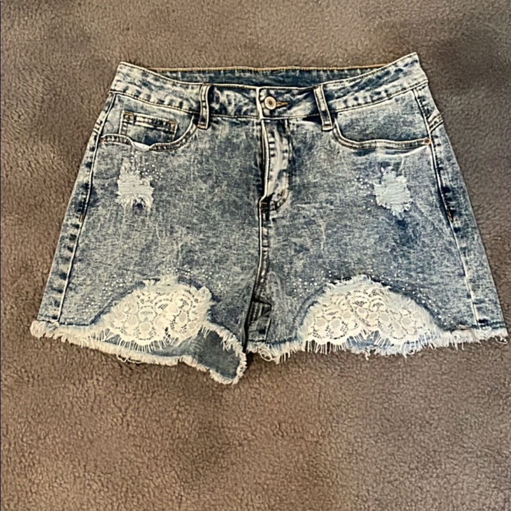 Mid rise stretchy distressed shorts